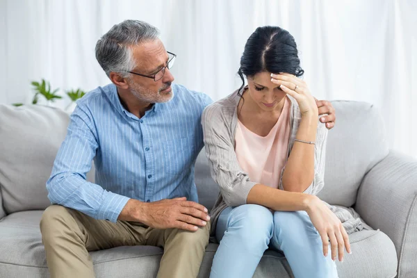 Terapista consolazione una donna — Foto Stock