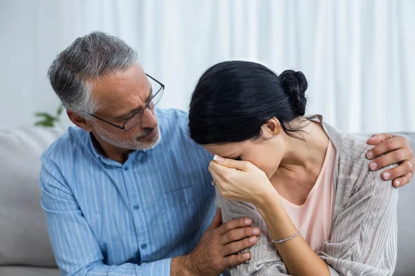 Therapeutin tröstet eine Frau — Stockfoto