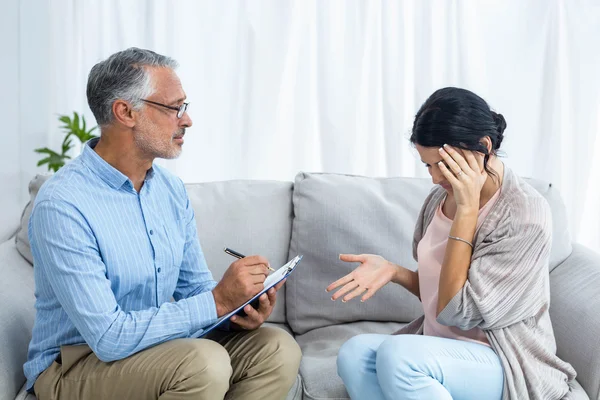 Therapeut troosten van een vrouw — Stockfoto