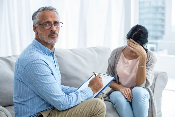 Terapista consolazione una donna — Foto Stock