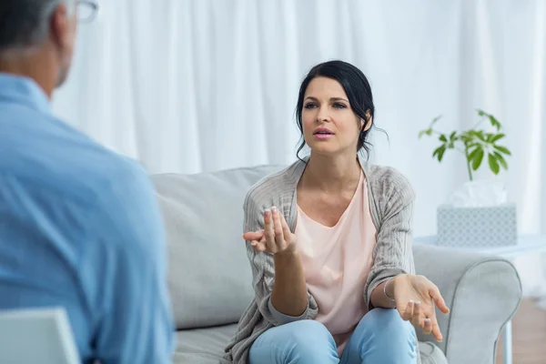 Terapeuta consolando a una mujer — Foto de Stock