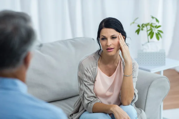 Terapeuta hablando con mujer preocupada — Foto de Stock