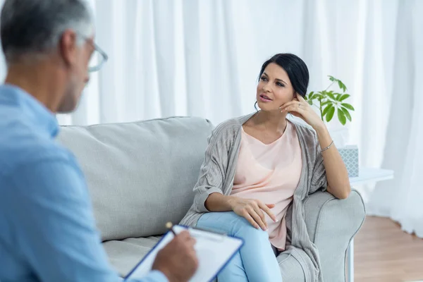 Mujer embarazada hablando con el doctor —  Fotos de Stock