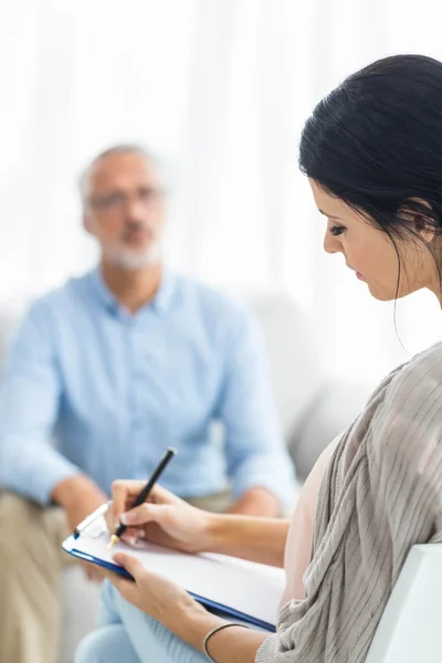 Medico donna che scrive negli appunti — Foto Stock