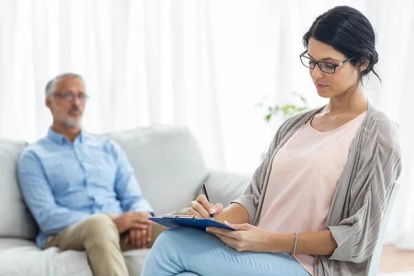 Medico donna che scrive negli appunti — Foto Stock