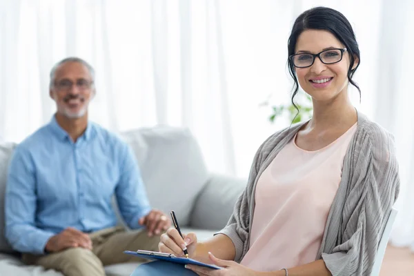 Medico femminile che consulta un uomo — Foto Stock