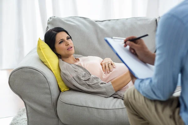 Doctor writing consulting pregnant woman — Stock Photo, Image