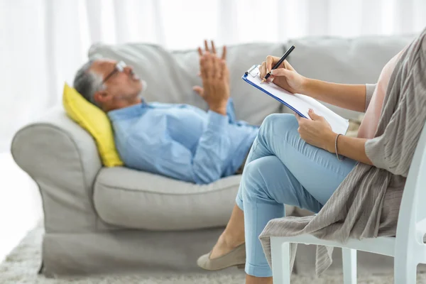 Medico donna che scrive negli appunti — Foto Stock