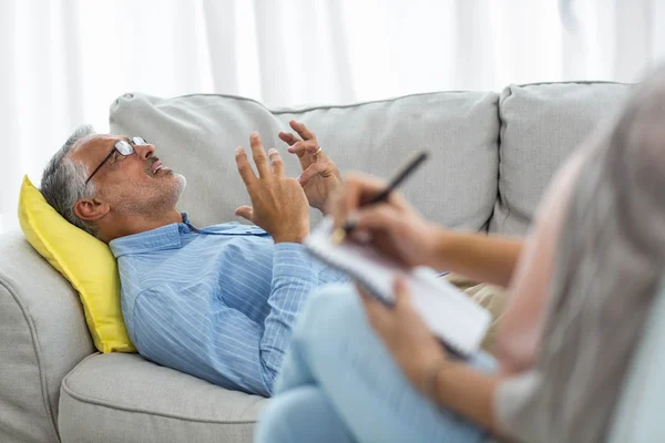 Vrouwelijke arts raadpleging van een man — Stockfoto