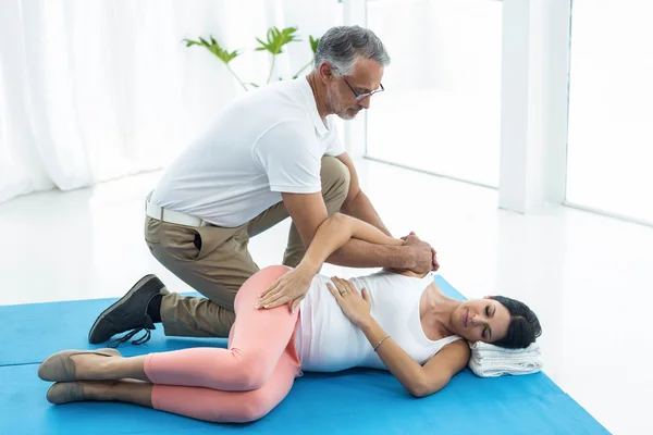 Medico che dà fisioterapia alla donna incinta — Foto Stock