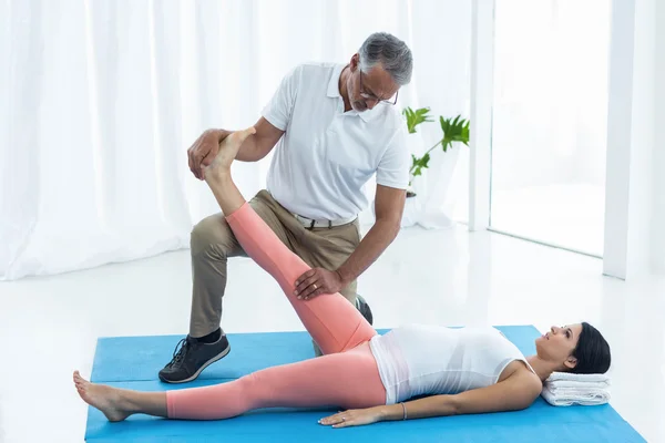 Doctor giving physiotherapy to pregnant woman — Stock Photo, Image