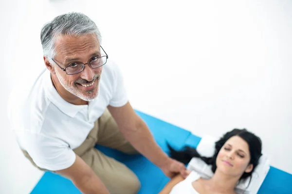 Médico dando fisioterapia — Fotografia de Stock