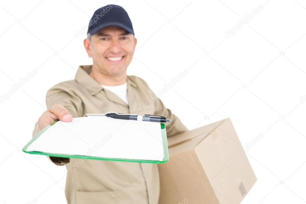 Курьер с конвертом. Доставка документов курьером. Деловой курьер. Почтальон с письмом. Подписывает курьеру.