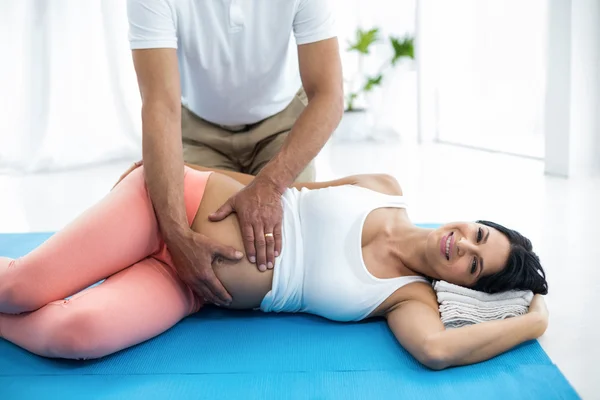 Arzt gibt schwangere Frau Physiotherapie — Stockfoto