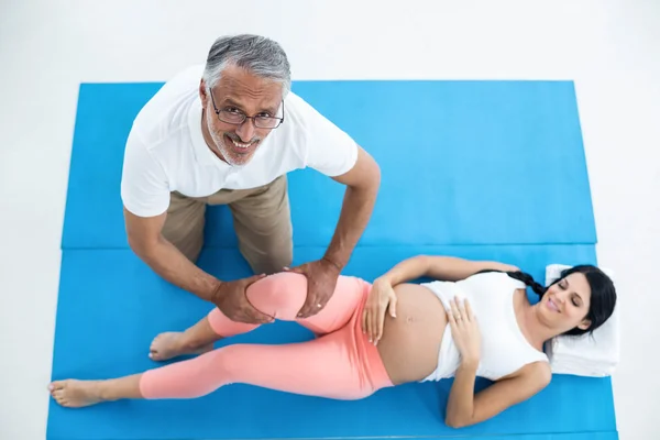 Doctor giving physiotherapy to woman — Stock Photo, Image