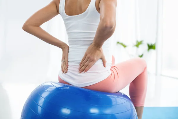 Mulher grávida se exercitando em bola de exercício — Fotografia de Stock