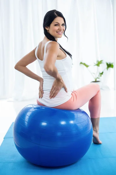 Hamile kadın egzersiz topu üzerinde egzersiz — Stok fotoğraf