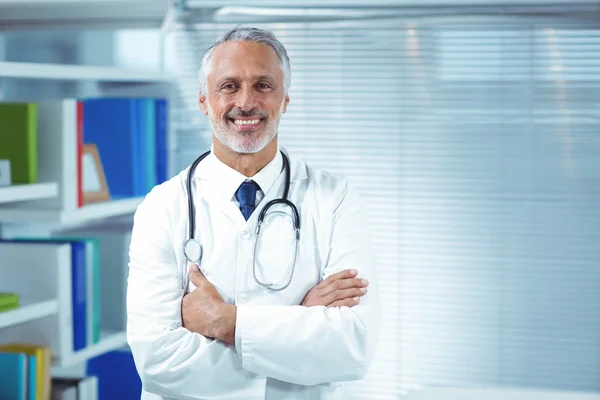 Docteur debout avec les bras croisés — Photo