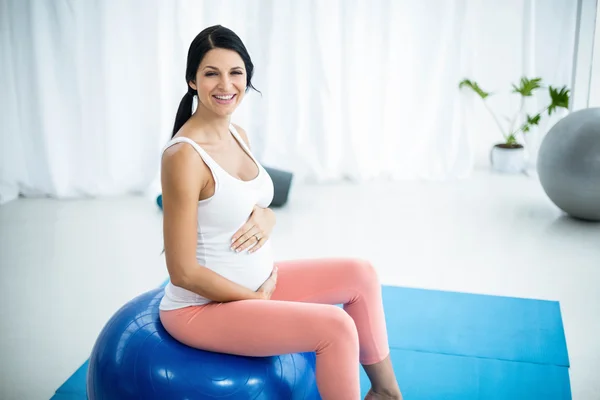 Schwangere übt auf Gymnastikball — Stockfoto