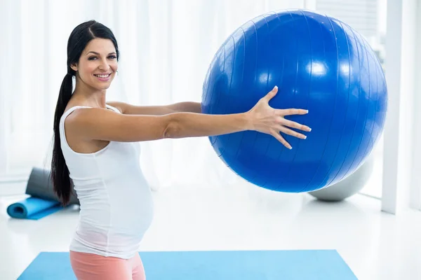 Pregnant woman exercising with exercise ball — Stock Photo, Image