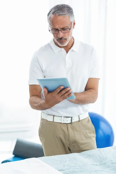 Physiotherapist using digital tablet — Stock Photo, Image