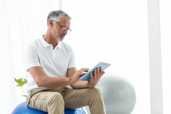 Physiotherapist using digital tablet — Stock Photo, Image