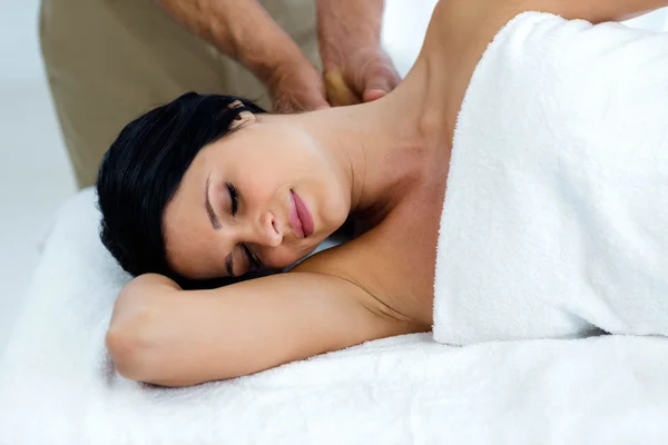 Schwangere erhält Rückenmassage — Stockfoto