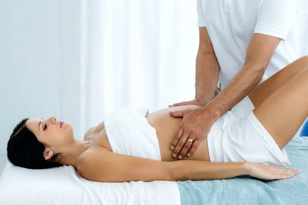 Kobieta w ciąży otrzymywaniem masażysta masażu brzucha — Zdjęcie stockowe