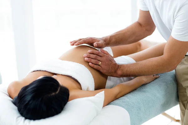 Schwangere erhält eine Magenmassage — Stockfoto