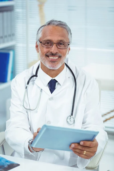 Doctor using digital tablet at clinic — Stock Photo, Image