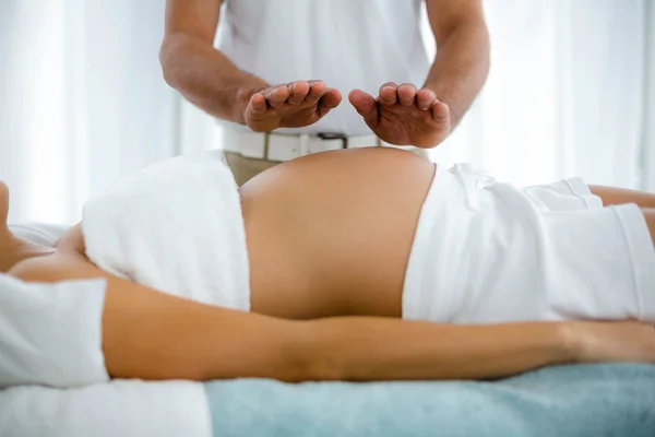 Вагітна жінка отримує масаж шлунка — стокове фото