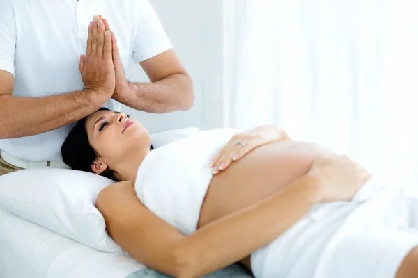 Těhotná žena přijímá lázeňské léčby od maséra — Stock fotografie