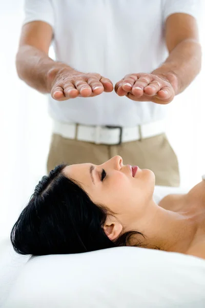 Schwangere erhält Wellness-Behandlung vom Masseur — Stockfoto