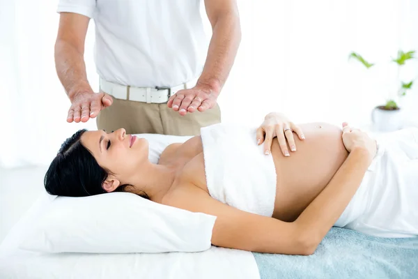 Беременная женщина получает курортное лечение от массажиста — стоковое фото