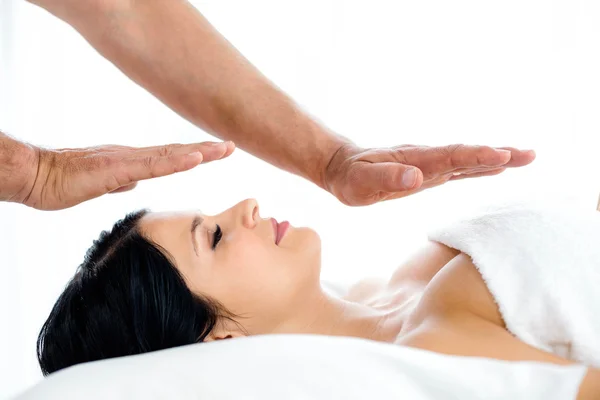 Zwangere vrouw een kuur ontvangen masseur — Stockfoto