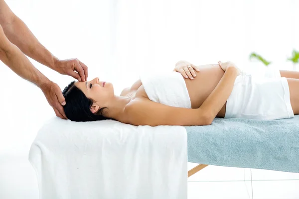 Těhotná žena přijímá masáž hlavy — Stock fotografie