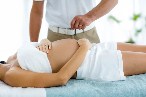 Schwangere erhält Wellness-Behandlung vom Masseur — Stockfoto