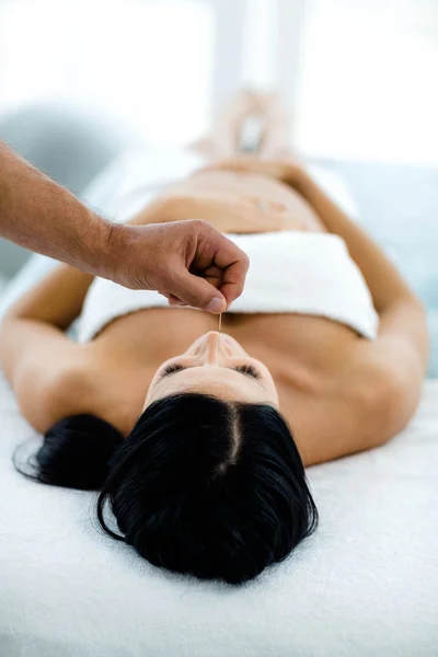 Pregnant woman receiving a spa treatment from masseur — Stock Photo, Image