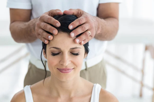 Donna incinta che riceve un massaggio alla testa dal massaggiatore — Foto Stock