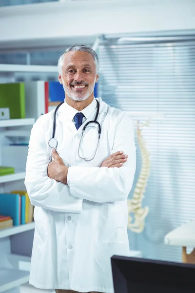 Doctor de pie con los brazos cruzados en la clínica —  Fotos de Stock