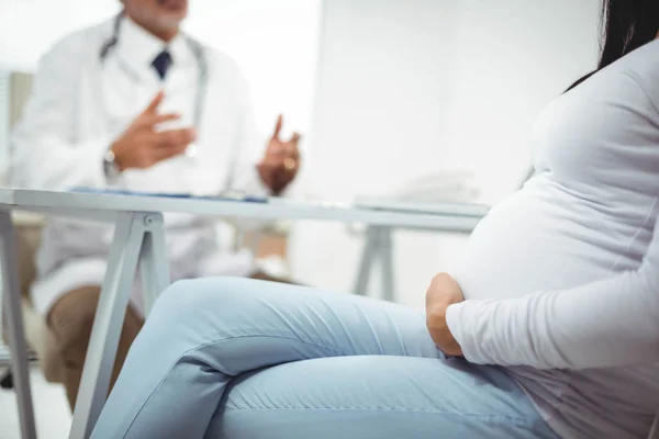 Donna incinta seduta in clinica per il controllo della salute — Foto Stock