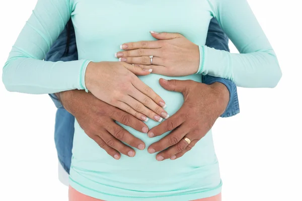 Hombre sosteniendo mujeres embarazadas estómago — Foto de Stock