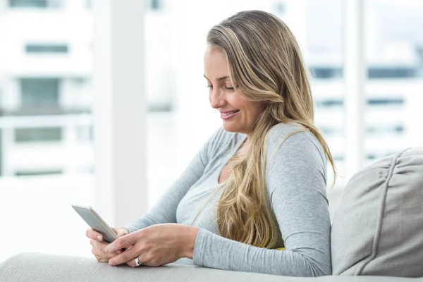 Schwangere nutzt Smartphone — Stockfoto