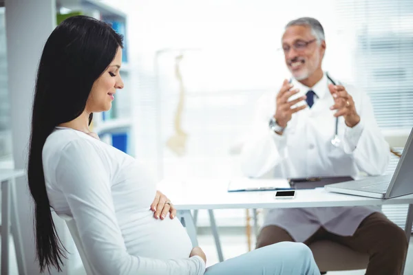 Femme enceinte assise à la clinique pour un bilan de santé — Photo