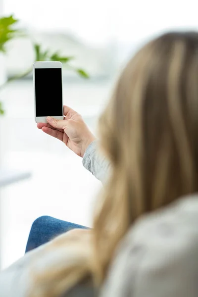 Mujer embarazada usando smartphone —  Fotos de Stock