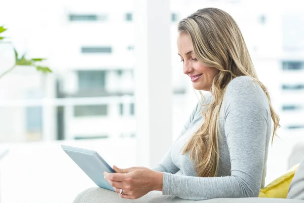 Mujer embarazada usando tableta digital — Foto de Stock