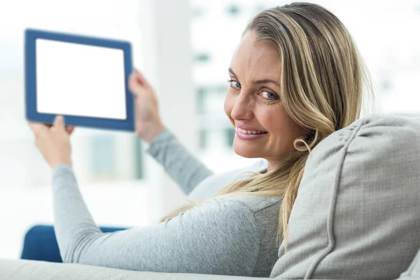 Donna incinta che utilizza tablet digitale — Foto Stock