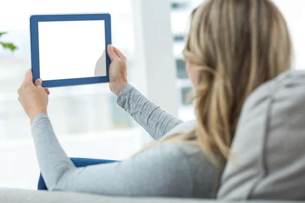 Mujer embarazada usando tableta digital — Foto de Stock