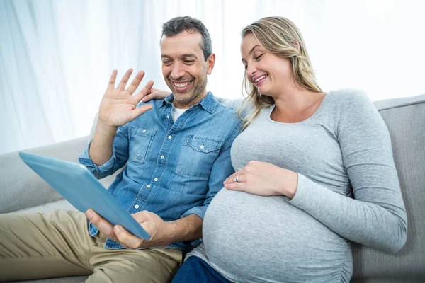 Casal olhando para tablet digital — Fotografia de Stock