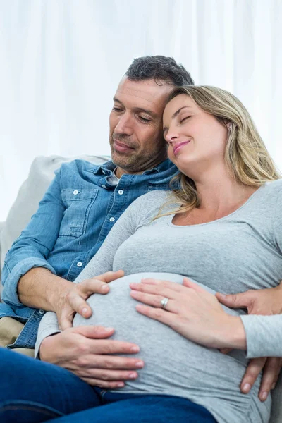 Casal sentado no sofá — Fotografia de Stock